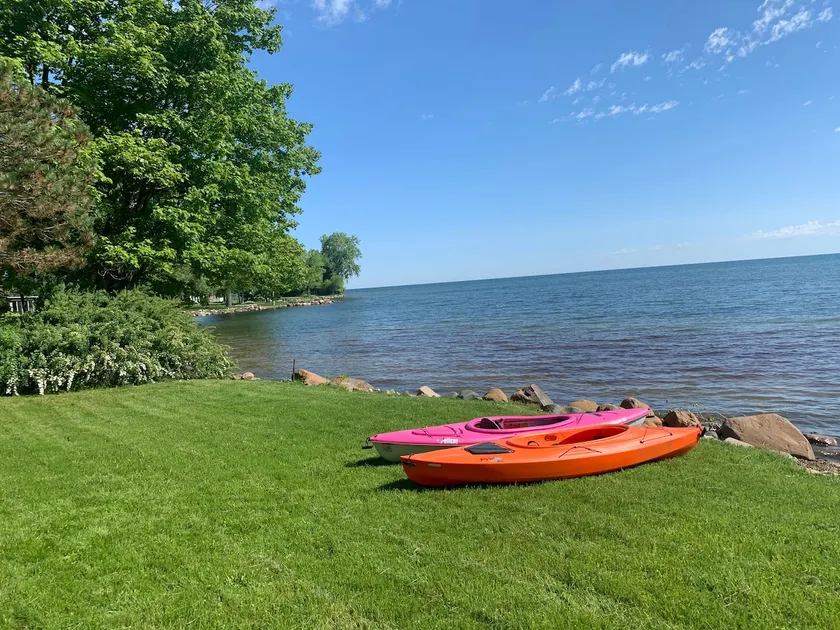 Lakefront fully-renovated cottage getaway - Image 1