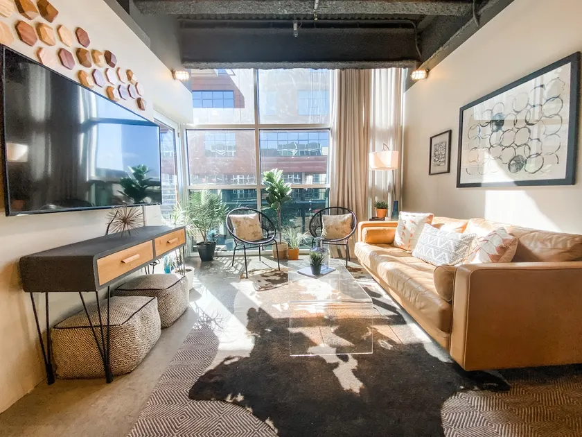 Delightful + Exquisite Loft on 6th Street - Walk Downtown - Image 1
