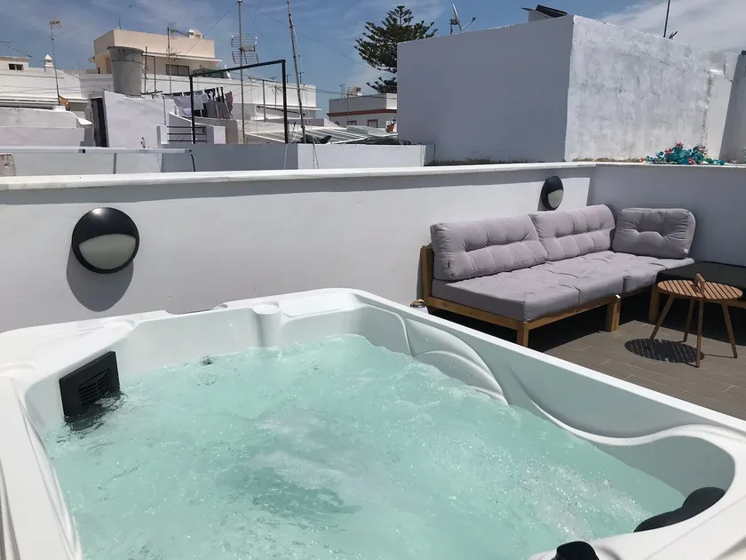 Luxury apartment, 35 m2 terrace, jacuzzi & parking - Image 1