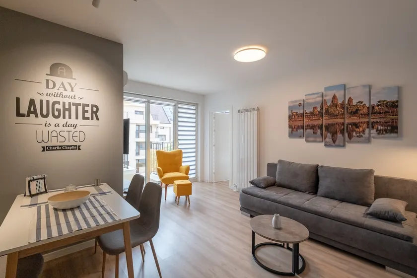 Stylish Downtown APT w/Balcony, close to metro st. - Image 1