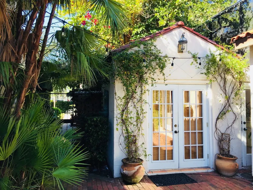 Charming private guest house. - Image 1