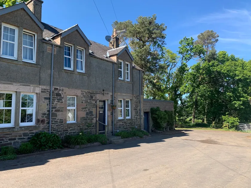 Smiddy Cottage on working farm - Image 1