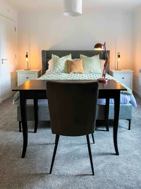 Modern flat near train station with free parking - Image 1