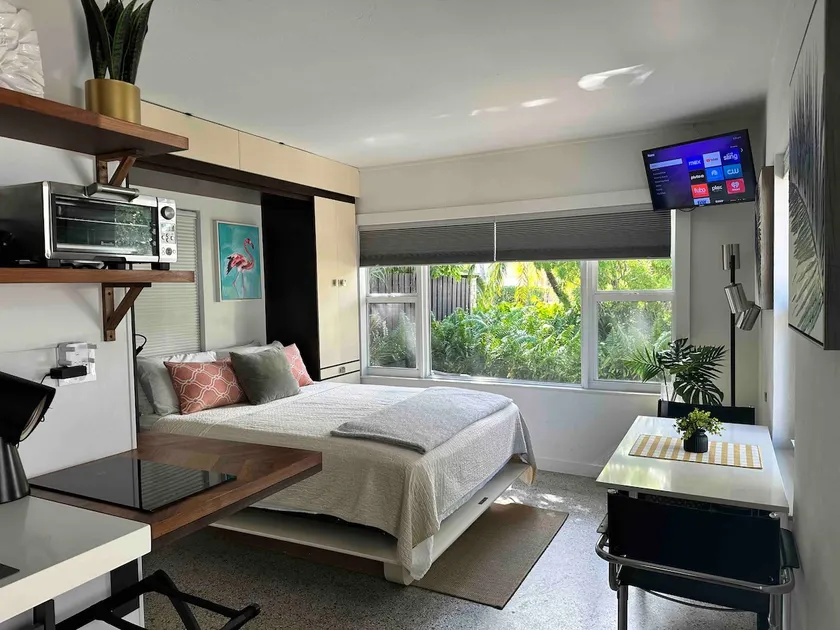 Charming Studio Prime Location Steps from Beach - Image 1