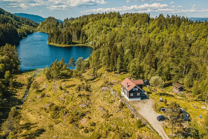 Beautiful Private Villa with Lake View and Boat - Image 1