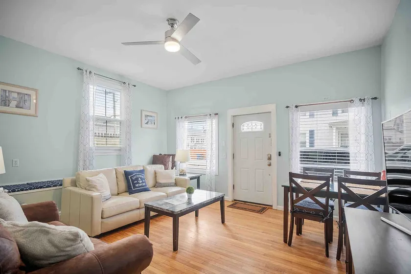 Beautiful Downtown Apartment on Thames Street, Walk to Everything - Sleeps 6 - Image 1