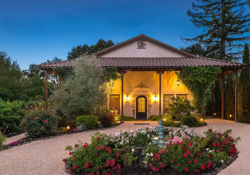 WALK to the wineries from this winemaker's home. - Image 1