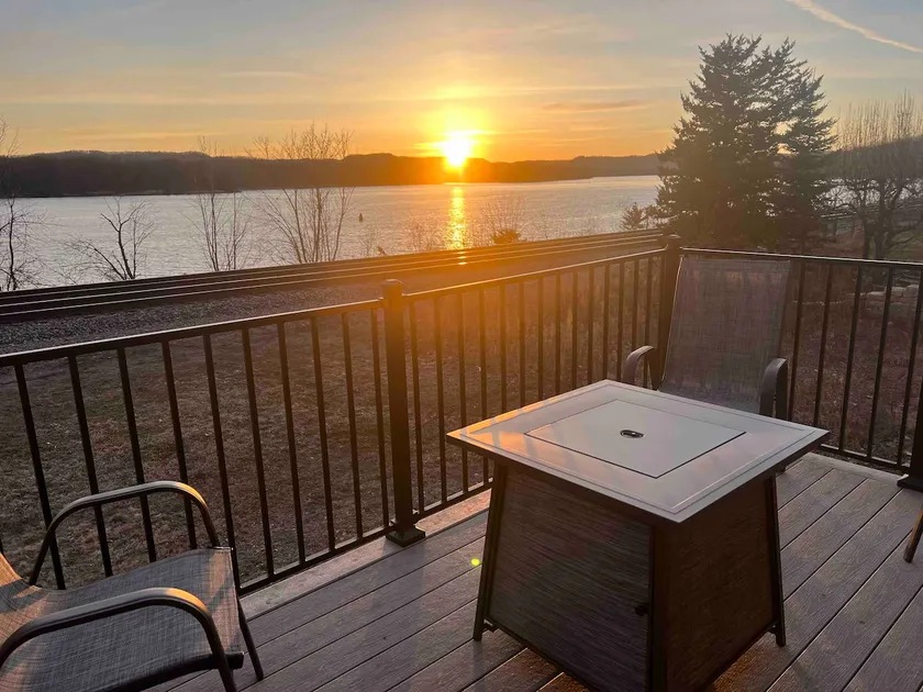 Dragonfly Loft, hot tub, river views - Image 1