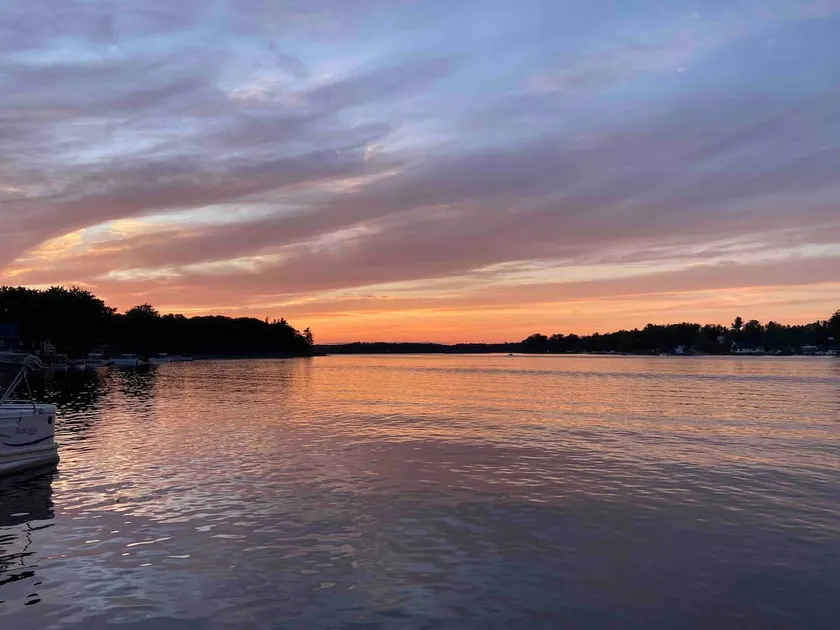 Sage lake waterfront cottage with 3 bedrooms/dock - Image 1