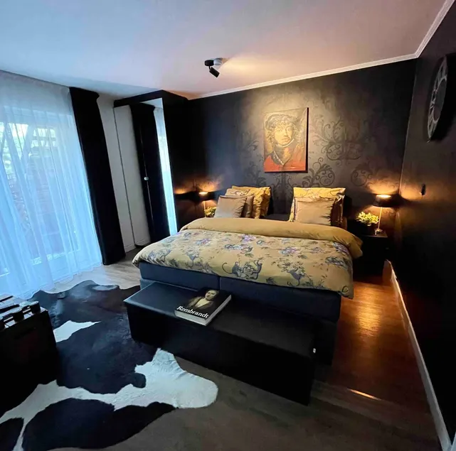 Beautiful cozy suite with free parking - Image 1