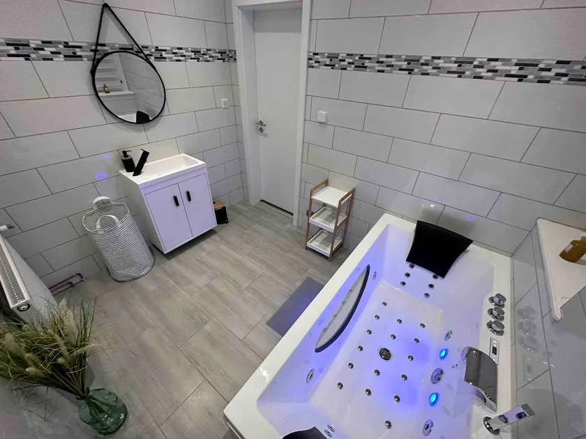 L’instant T 4* Balnéothérapie Sauna et Parking Privé - Image 1