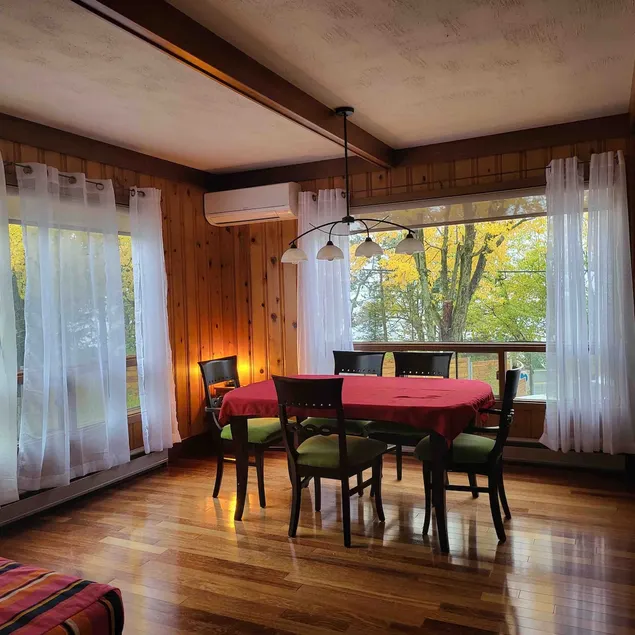 Lac Brome 5Bds, Hot-tub & 10 parking spaces & tree house - Image 1