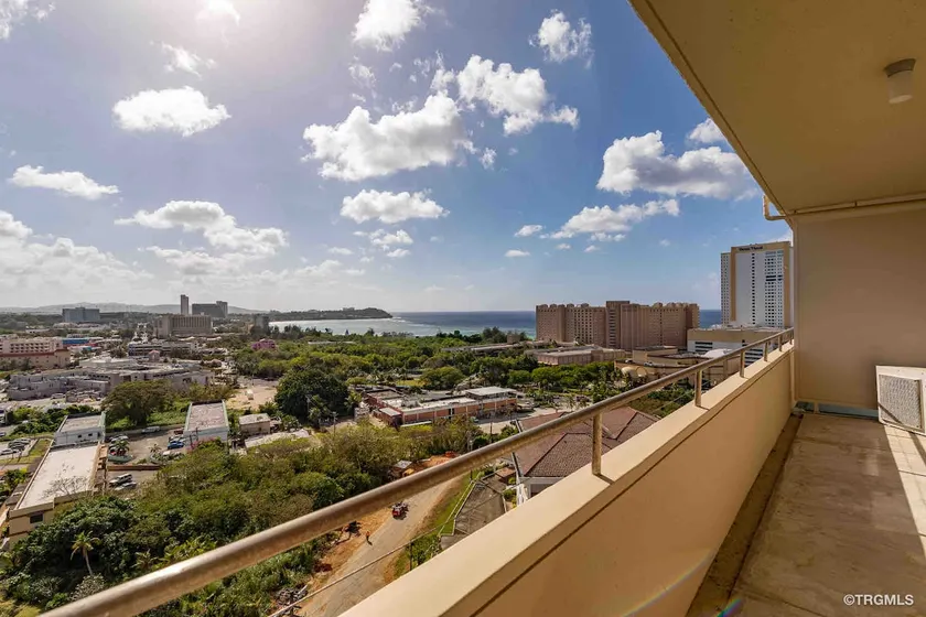 Ocean/city view, pool, restaurant and free parking - Image 1