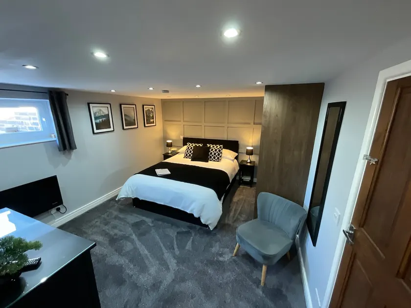 Private Annexe with Modern En-Suite and Parking - Image 1