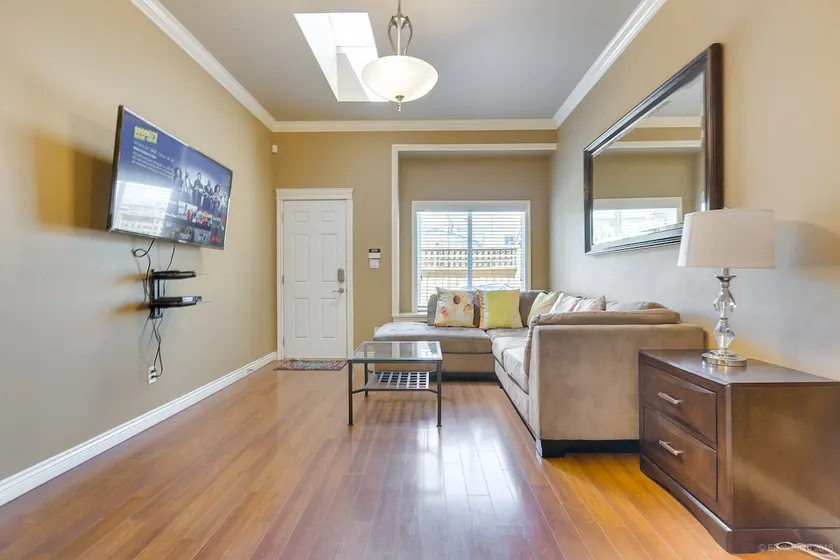 Modern 3 bdrm private suite near skytrain - Image 1