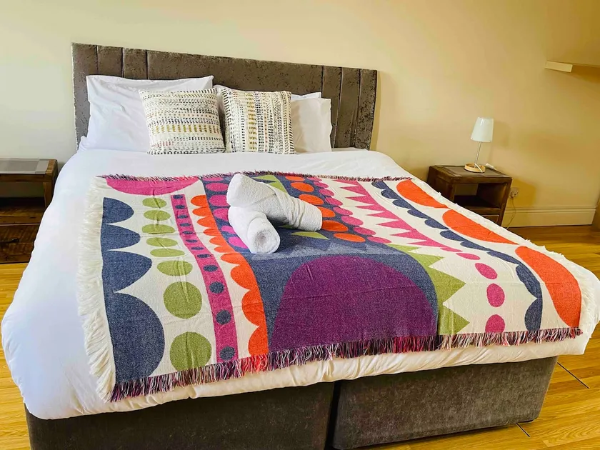 Super King Bed Suite, 5 double beds, WiFi, free off road parking 8 cars - Image 1