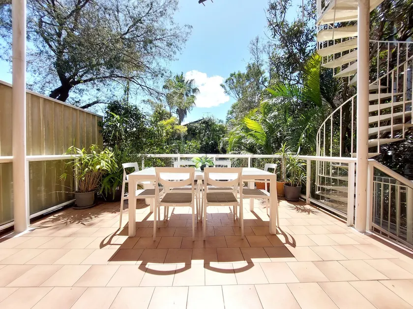 3BR duplex, parking, walk to beach, lush garden - Image 1