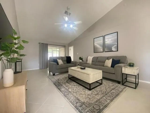Cheerful & bright 3 bedroom home near everything! - Image 1