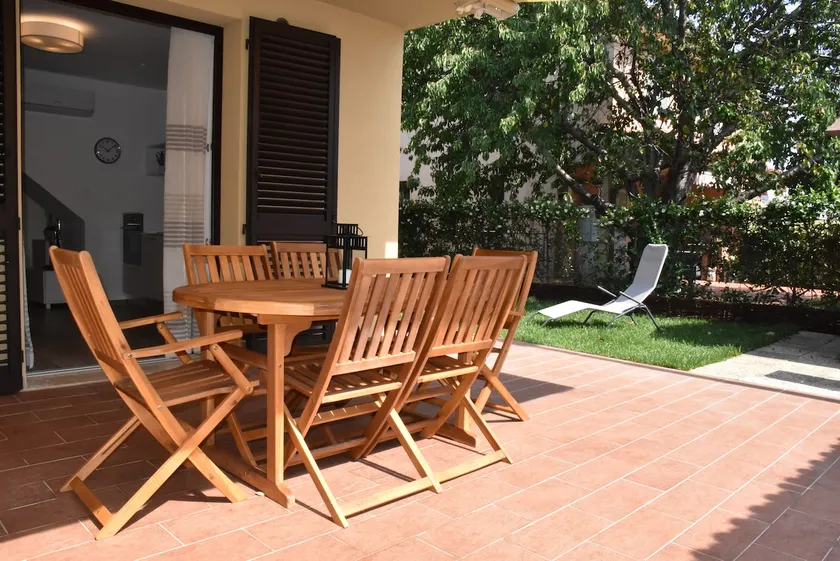 Seaside house with private garden - Image 1
