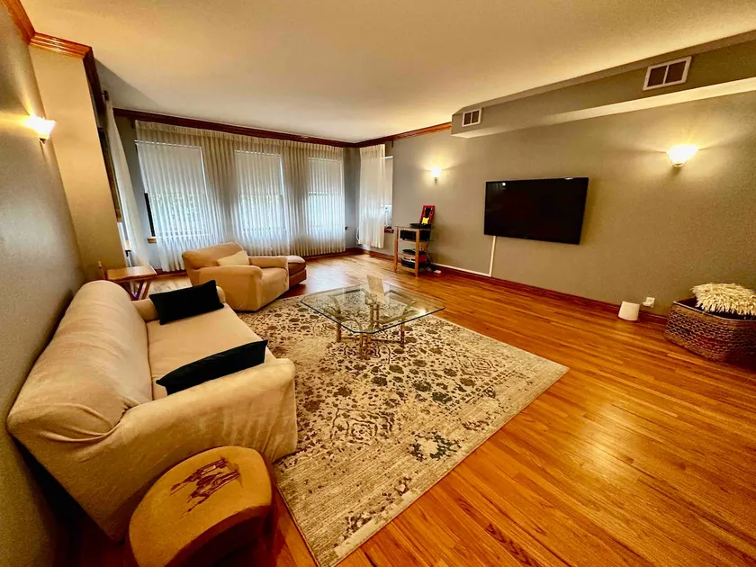 Spacious 3BR/2BA Oasis: A Cozy Chicago Retreat - Image 1