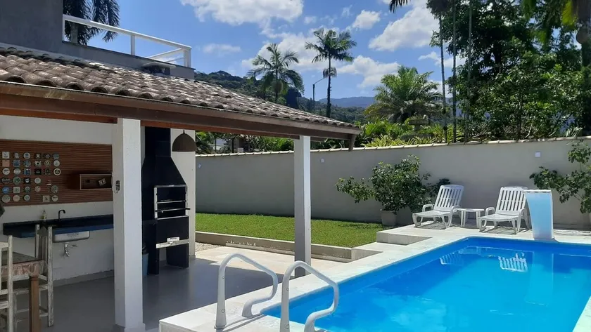 House in Ubatuba with pool between the mountains and the sea - Image 1
