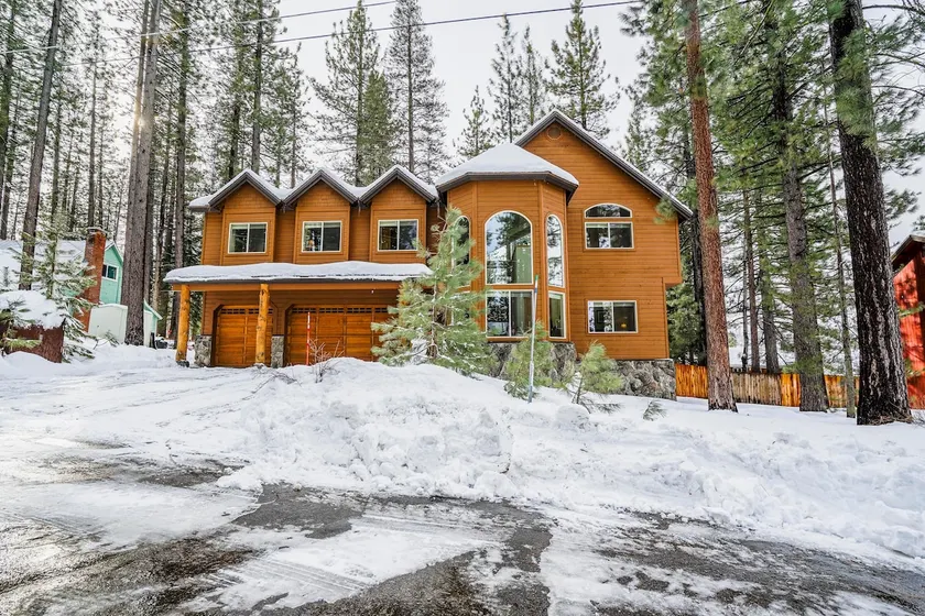 6 BR Luxury Chalet and Hot Tub - Image 1