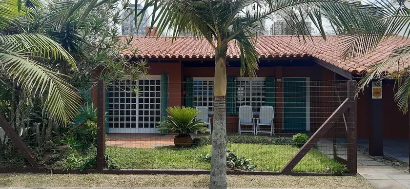 HOUSE in Torres, 1 block from the sea in Praia Grande - Image 1