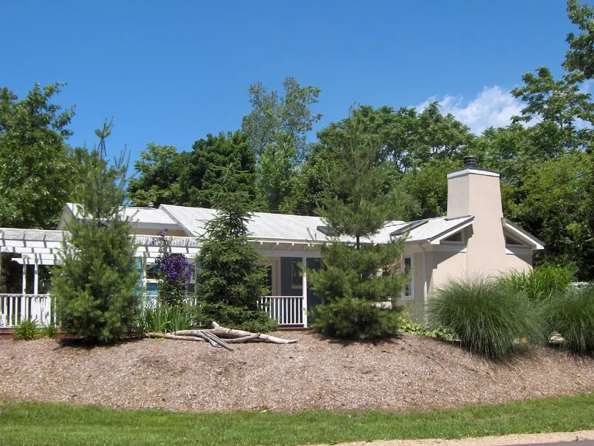 Shorewind Beach House on Lakeshore - Image 1