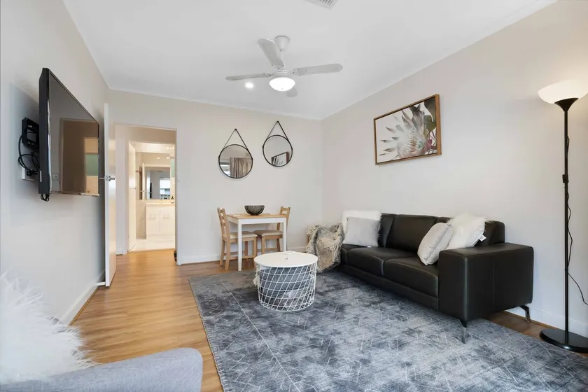 Adelaide 2 bedroom unit with free WIFI, Netflix & parking - Image 1