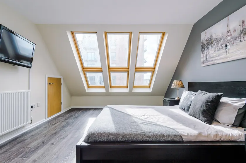 Bright & Modern Town House 5 Beds, Close To City & Universities - Image 1
