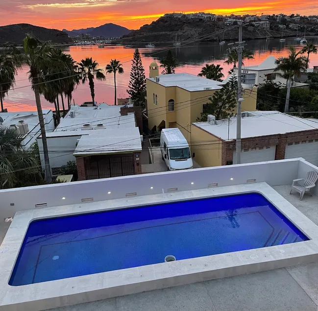 Modern Studio with Pool - Image 1