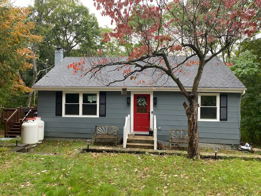 Contemporary Cozy Cottage - Image 1