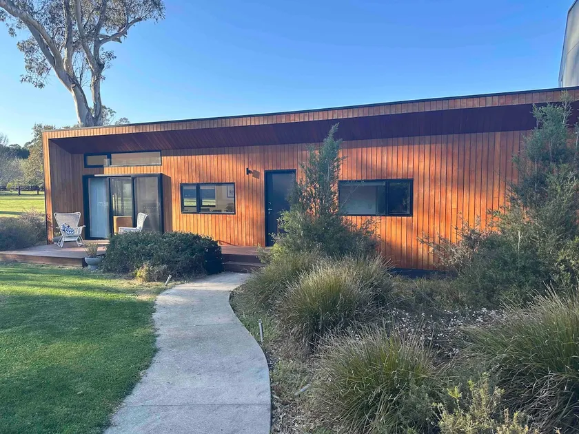 Contemporary Rural Luxury in Lush Garden - Image 1