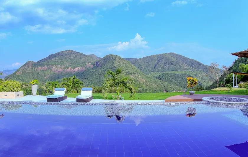 Luxurious TopSpot® @ Exclusive Club in Apulo! - Image 1
