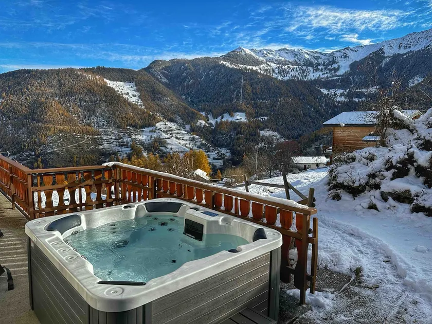 Chalet Gio with Jacuzzi and stunning views - Image 1