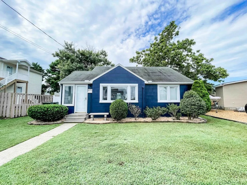 Pet Friendly SFH w/ fenced yard, 2blocks to BEACH! - Image 1