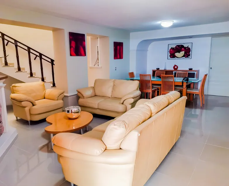 Beautiful house near UAA north with garage (invoice) - Image 1