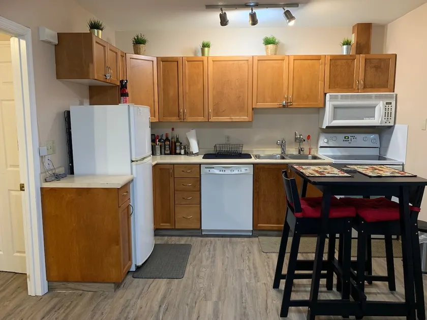 Cozy Work/Play Condo 1Bed/1Bath (400 sqft) - Image 1