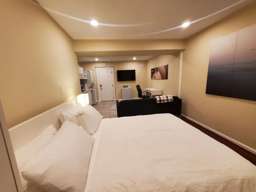 Bright, spacious studio. - Image 1