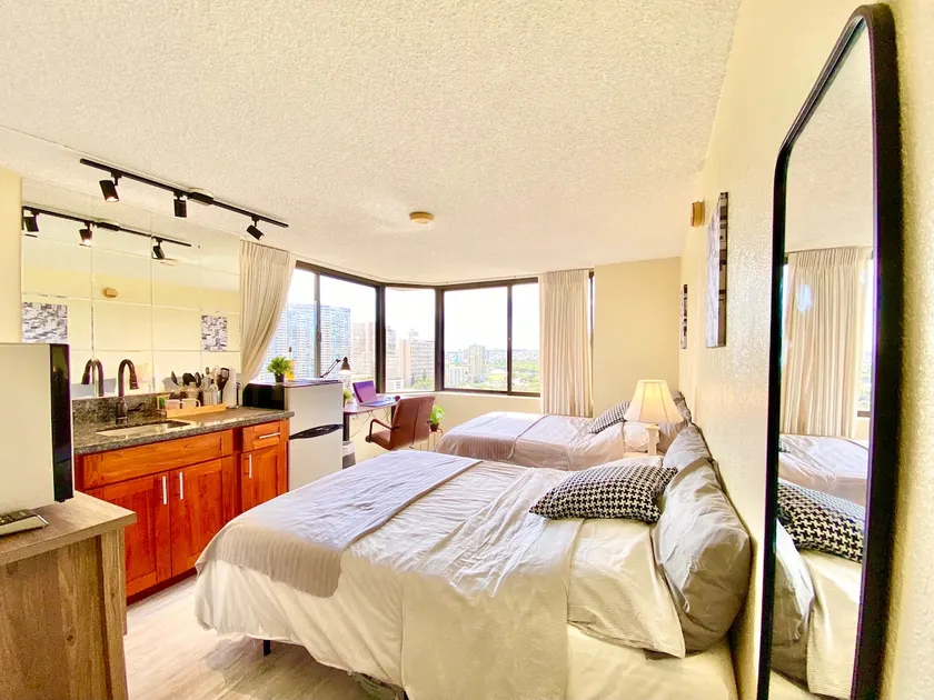 Deluxe Corner Studio(Mtn/Ocean View Great for WFH) - Image 1