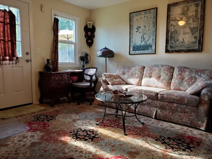 Livingroom/kitchenette/bdrm/bath-quiet street/area - Image 1