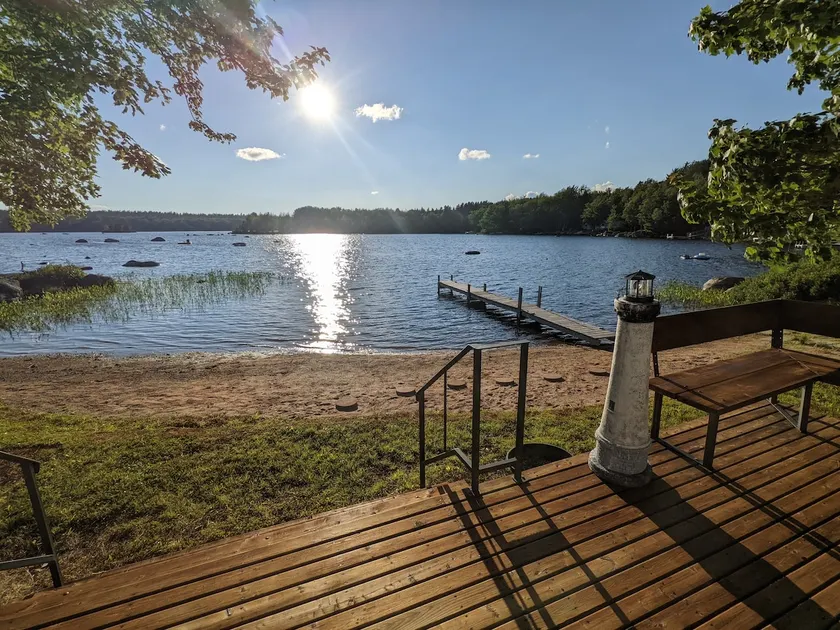 Serene lakefront living. Two bedroom cottage. - Image 1
