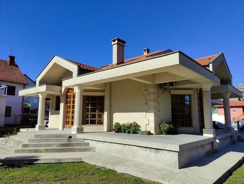 Cheerful 4-bedroom villa with free parking spot - Image 1