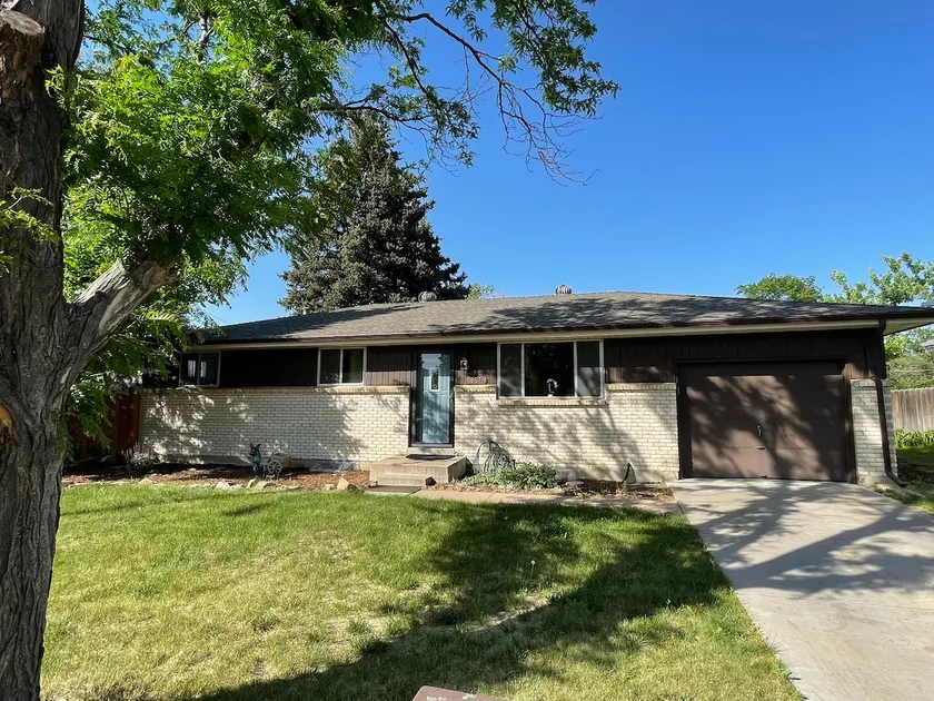 Centrally Located Home in a Quiet Area - 2,200sqft - Image 1