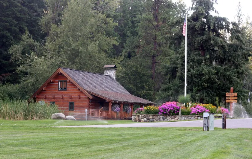 Cozy Log Cabin, sleeps 4, with hot tub - Image 1