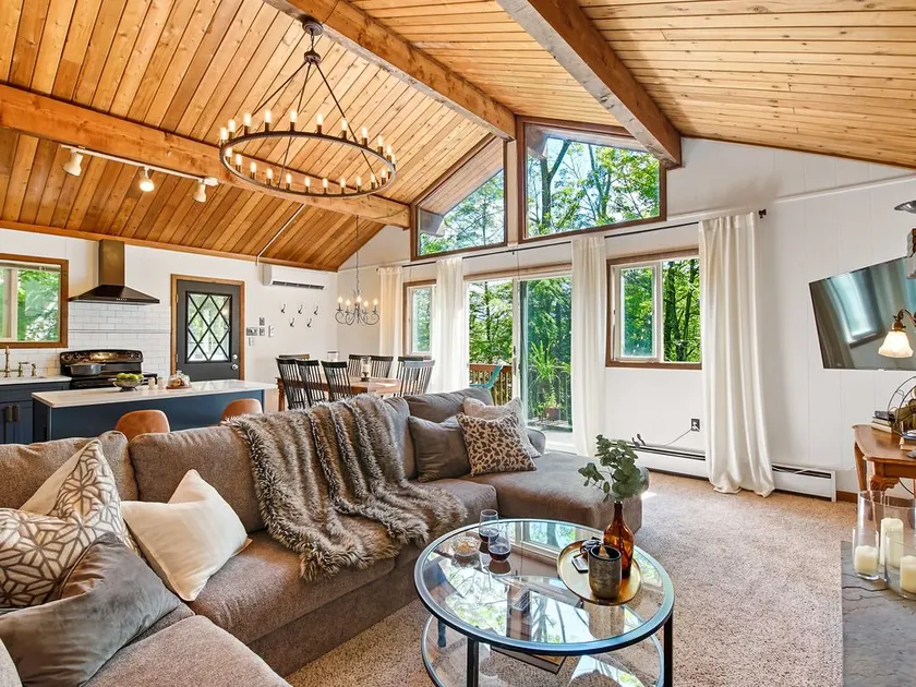 The Green Light Lodge- minutes to beach & skiing! - Image 1