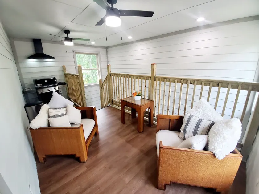 Adorable guest house with indoor patio - Image 1