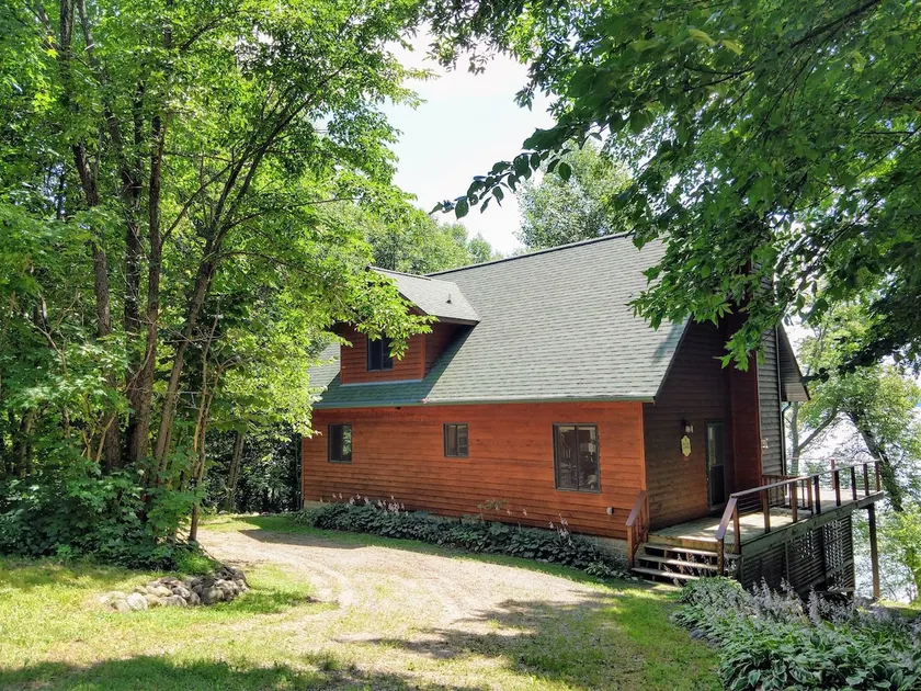 Mia's Black Dog Lodge on beautiful Big Lake Chetac - Image 1