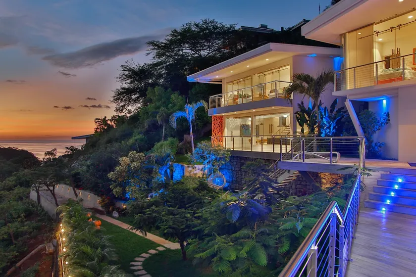 La villa de luxe Malinche Palace avec une vue imprenable sur l'océan, à proximité de la plage - Image 1