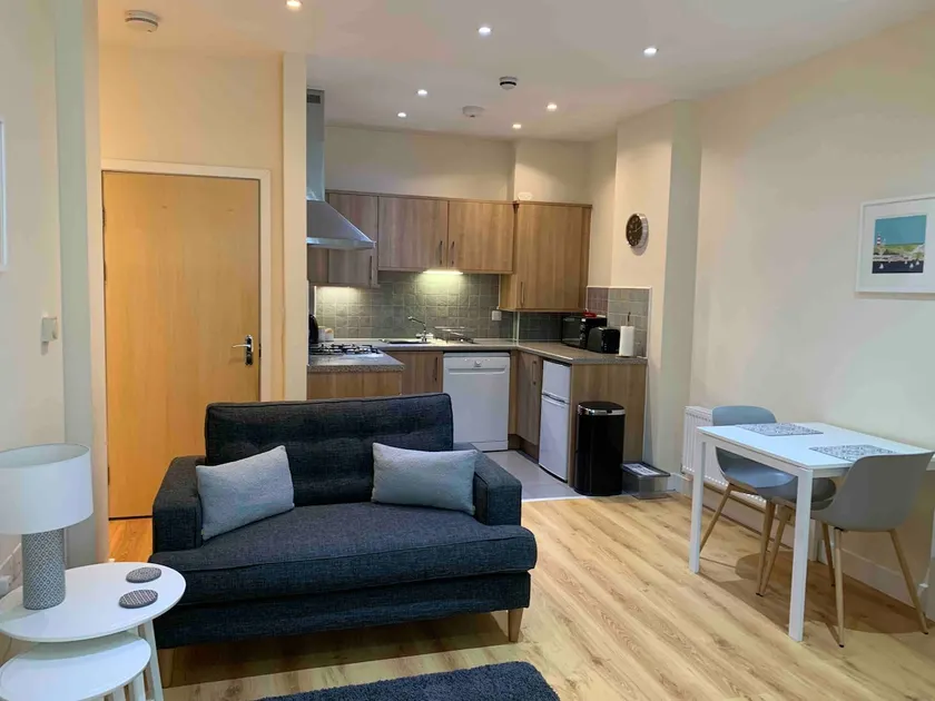 Modern 1 bed Barbican apartment, private parking - Image 1